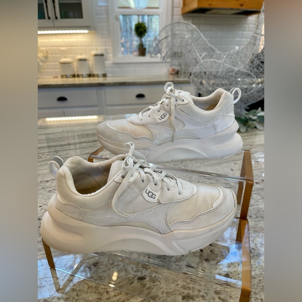 UGG La Hills Sneakers size 6